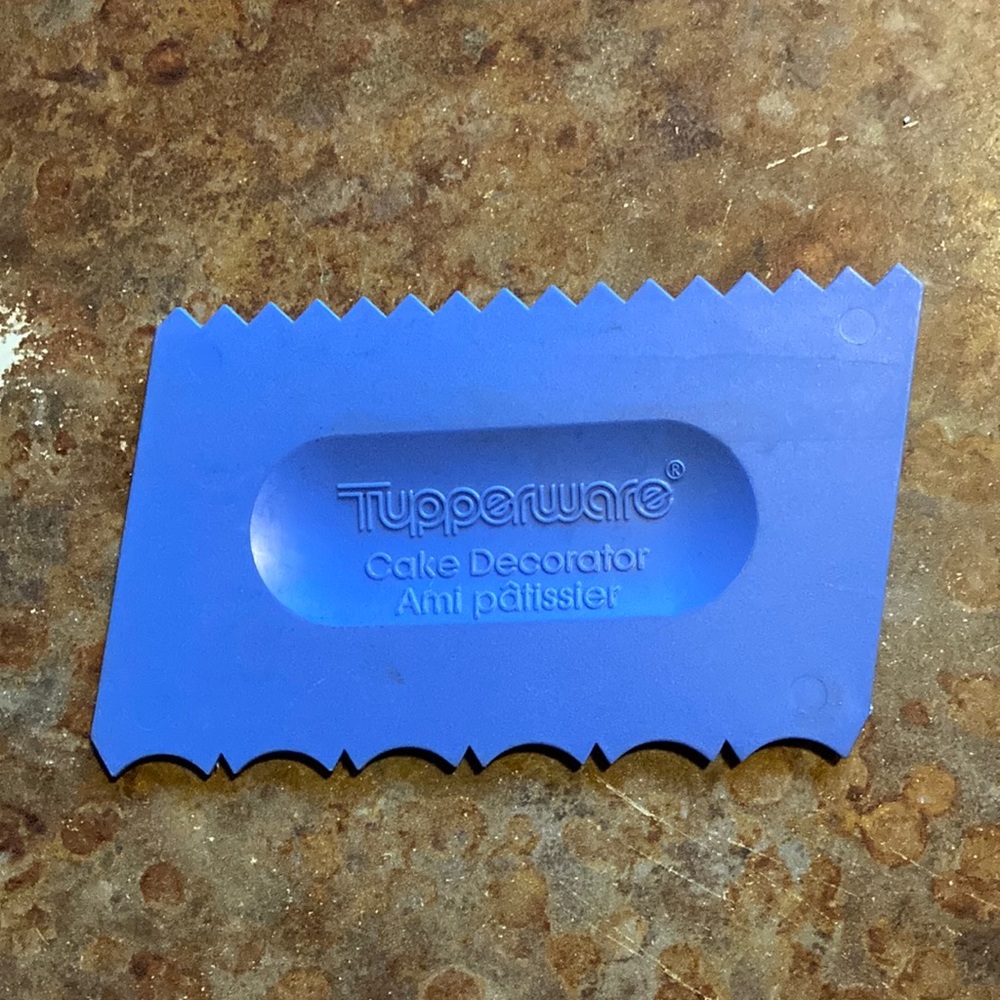 Tupperware blue cake decorator